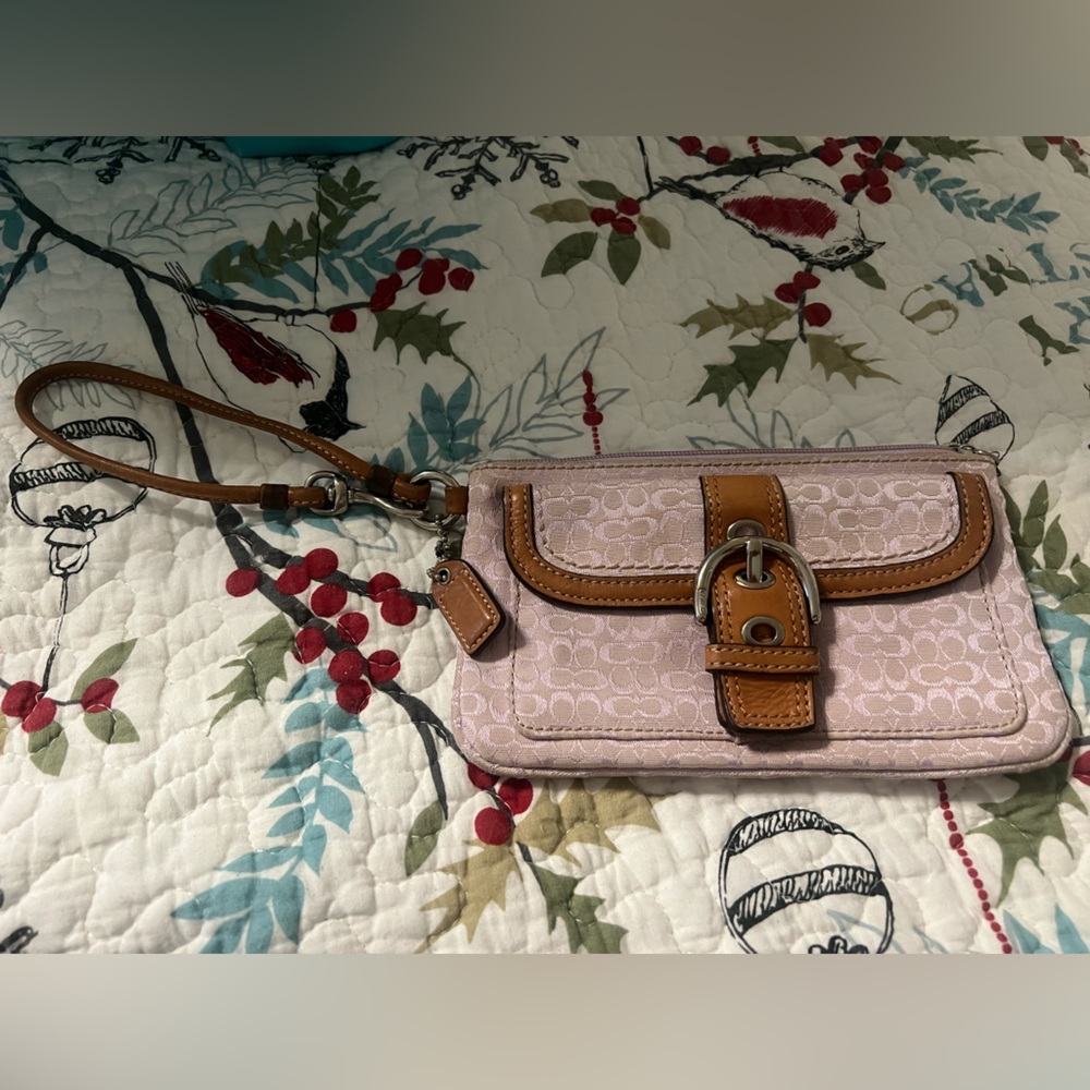Vintage Coach Signature Mini C Soho
Jacquard Canvas Buckle Wristlet Wallet